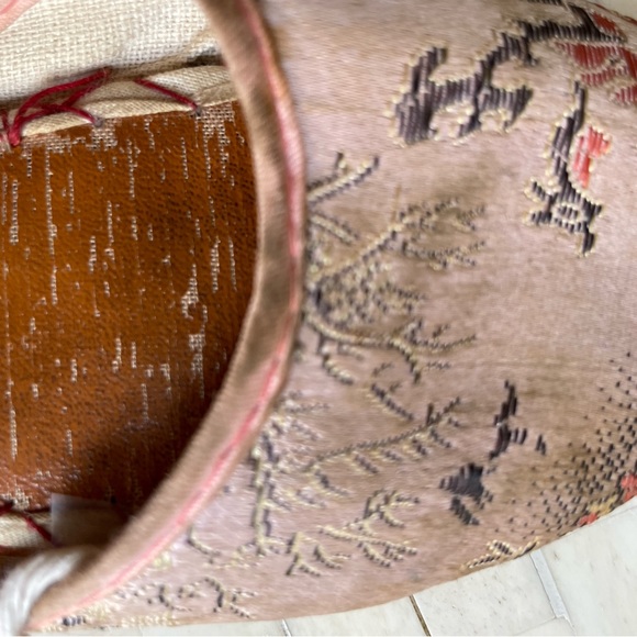 Vintage Chinese baby slippers 1970s pink Chinese slipper silk brocade & leather - Picture 4 of 10